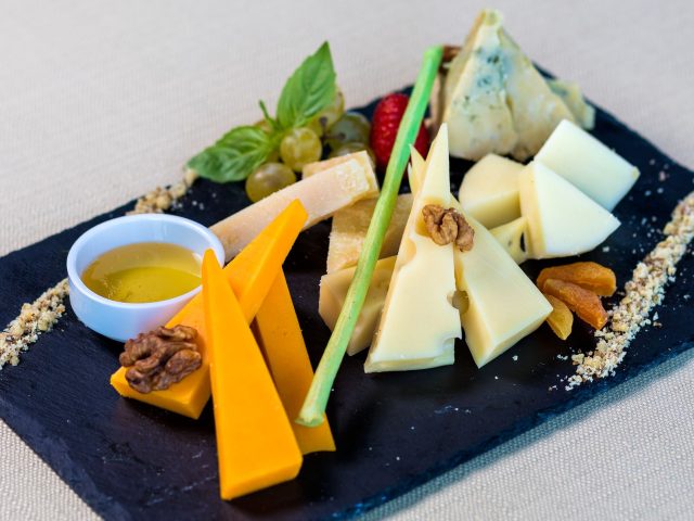 Comment savourer le camembert sans compromettre l&rsquo;équilibre alimentaire ?